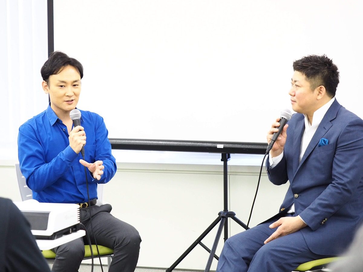 カリスマ講師養成講座主宰の渋谷文武氏(左)