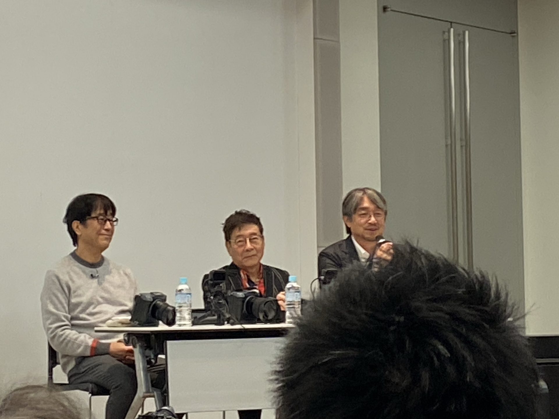 動画対決に臨むレジェンド3名 左から松任谷正隆さん、ハービー山口さん、小山薫堂さん